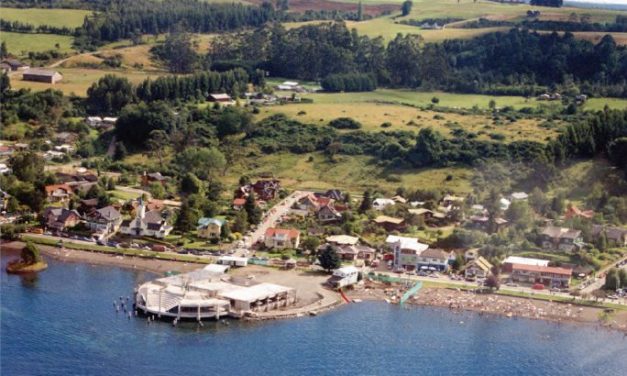 Imagen aérea del Teatro del Lago y el pueblo de Frutillar, 2002.