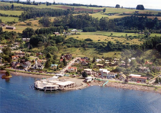 Imagen aérea del Teatro del Lago y el pueblo de Frutillar, 2002.