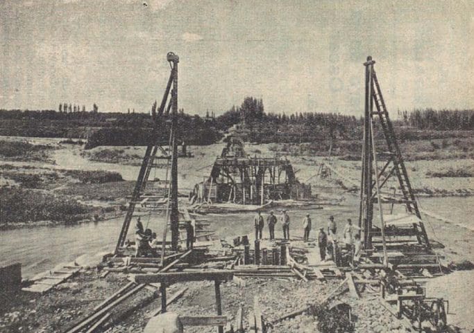 Construcción de un puente sobre el río Mapocho, noviembre 1927.