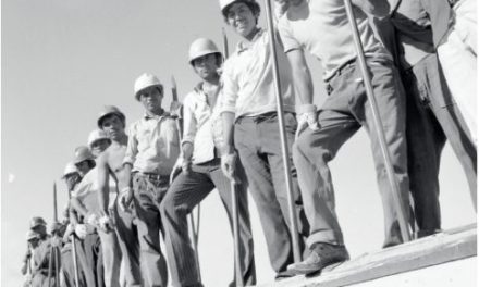 Obreros en la construcción de la planta Inacesa en Antofagasta, 1971.