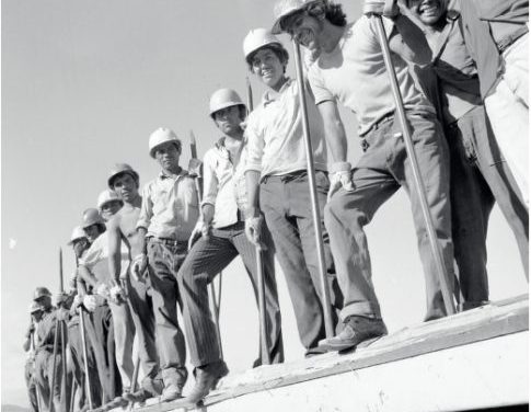 Obreros en la construcción de la planta Inacesa en Antofagasta, 1971.