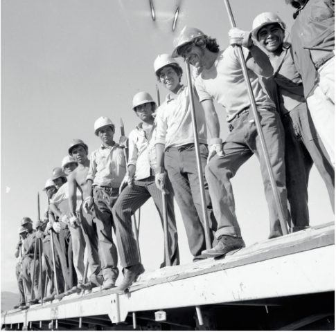 Obreros en la construcción de la planta Inacesa en Antofagasta, 1971.